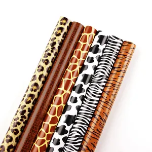 Rollen cadeaupapier met dierenprints zoals luipaard, koe en tijger voor DIY-cadeaus.
