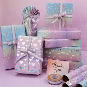 Dettaglio di carta regalo olografica sfumata viola con eleganti motivi a cuore e rose