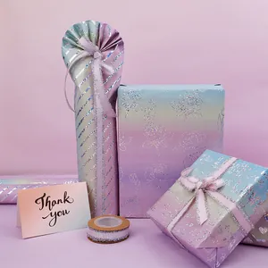 Dettaglio della carta regalo alluminata laser viola con motivi floreali e scritte love