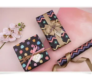 Vista dettagliata della carta regalo nera con stelle colorate e motivi a zigzag