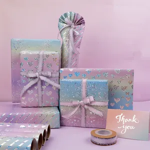 Dettaglio macro della carta regalo olografica viola con cuori laser e rose