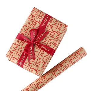 Vintage bruin kraft cadeaupapier met rode harten en 'love' voor de speciale Valentijnsdag