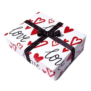 Weißes Kraft-Geschenkpapier zum Valentinstag mit roten Herzen und Love-Muster-Design