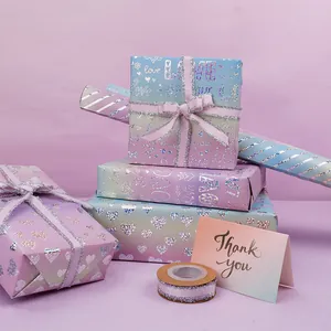 Dettaglio della carta regalo laser sfumata viola con motivi a cuore olografici e brillanti