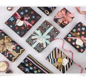Vista dettagliata della carta regalo nera festiva con strisce colorate e motivi a stelle.