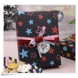 Dettaglio di carta da regalo nera con motivi a stelle e nastri festivi eleganti