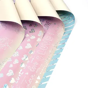 Vista dettagliata della carta regalo glitterata laser con motivi a cuore e rose