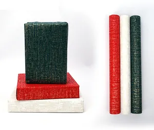 Rouleaux de papier cadeau texturés haut de gamme rouge, vert et beige avec détails dorés