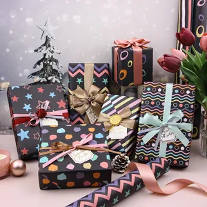 Assortimento di carte regalo nere festive con stelle e strisce con nastri e biglietti