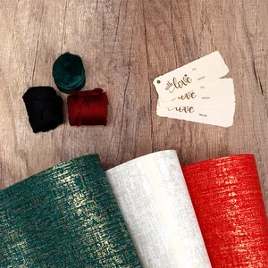 Vue détaillée de papier cadeau de luxe avec texture dorée et étiquettes cadeaux