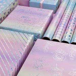 Primo piano di carta da regalo laser viola con motivi olografici di rose e cuori