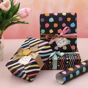 Carta da regalo premium per feste con strisce nere e motivi geometrici colorati