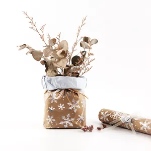 Papier cadeau kraft marron vintage avec flocons de neige argentés pour cadeaux de Noël élégants