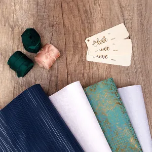 Gros plan de papier cadeau texturé haut de gamme aux motifs et couleurs élégants