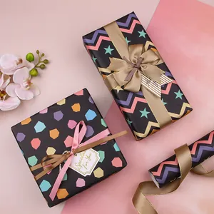 Carta regalo nera con strisce colorate, stelle e nastri dorati per compleanni.