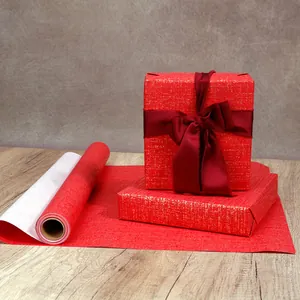 Rouleau de papier cadeau rouge texturé de luxe pour la Saint-Valentin et les anniversaires