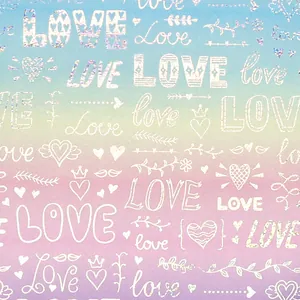Primo piano di carta da regalo olografica con sfumatura arcobaleno e motivi Love
