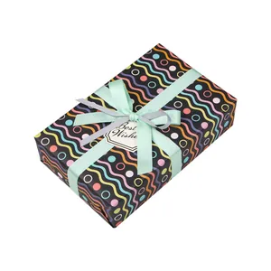 Carta da imballaggio regalo nera con strisce colorate a onde e pois per festività