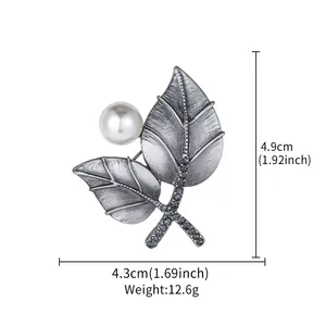 Detail der Vintage-Blattbrosche mit Maßen 4,3cm x 4,9cm und Gewicht 12,6g in antikem Silber