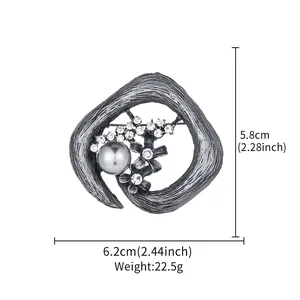 Retro-Kranzbrosche mit grauer Perle und Kristallen, Maße 5,8 cm x 6,2 cm, Gewicht 22,5 g