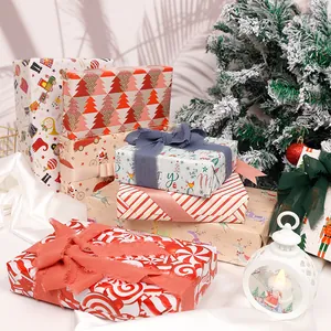 Verscheidenheid aan feestelijk kerstpapier met vakantiepatronen en decoratieve linten