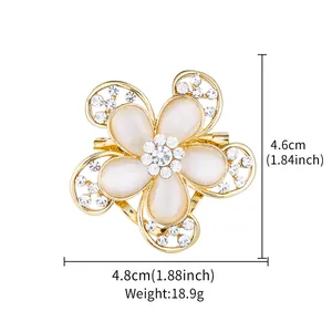 Detailed view of an elegant flower brooch with dimensions 4.8x4.6cm and total weight 18.9g