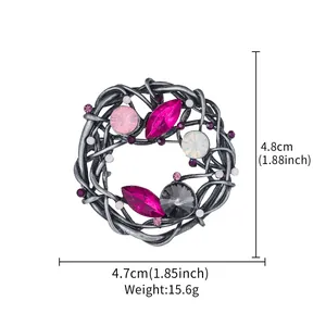 Vintage-Kranzbrosche mit rosa Kristallen und detaillierten Maßen, 4,8 cm x 4,7 cm
