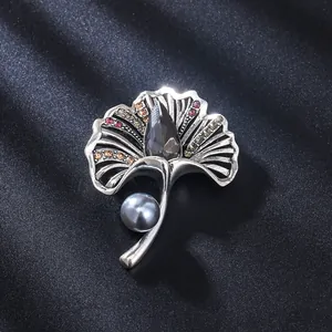 Vintage Ginkgoblatt Brosche mit grauem Kristall und Perle auf elegantem schwarzem Seidengrund