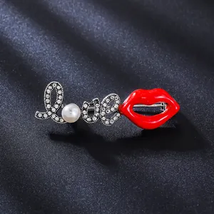 Elegante Vintage-Strass-Love-Brosche mit roten Emaille-Lippen und einer weißen Perle
