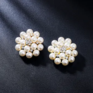 Elegant pearl flower brooch pins with sparkling rhinestone accents for suits and dresses