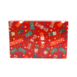 Vista dettagliata della carta regalo di Natale rossa con schiaccianoci e motivi.