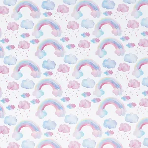 Gedetailleerde macro-opname van dromerig aquarel regenboog- en wolkenpatroon voor inpakpapier.