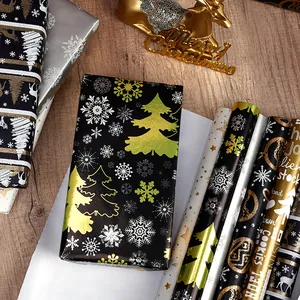 Detailansicht verschiedener Weihnachtsgeschenkpapierrollen mit festlichen Baum- und Schneeflockenmustern