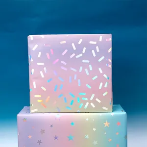 Detailansicht von laser-holografischem Geschenkpapier mit Farbverläufen und Sternen