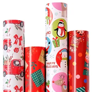 Dettaglio di quattro rotoli di carta regalo di Natale con motivi di schiaccianoci e pupazzo di neve