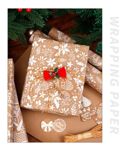 Nahaufnahme von braunem Weihnachtsgeschenkpapier mit weißen Blumen- und Kiefernmustern