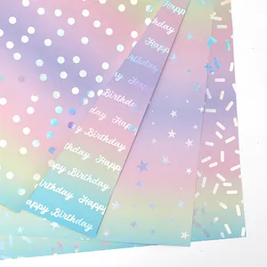 Details von holografischem Regenbogen-Geschenkpapier mit Geburtstags- und Punktmustern