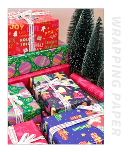 Festliches buntes Weihnachtsgeschenkpapier mit süßen Zeichentrickmotiven und Schleifenbändern.