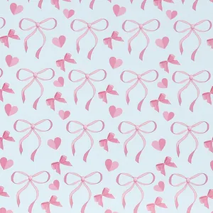 Detailweergave van roze strik- en hartpatroon op lichtblauw pastel inpakpapier cadeau