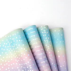 Detail von irisierendem Regenbogen-Geschenkpapier mit holografischen Stern- und Punktmustern
