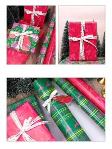 Detail von Weihnachtsgeschenkpapier mit festlichen Schleifen, Rentieren und Bändern.