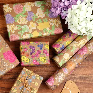 Rouleaux de papier cadeau kraft floral vintage et boîtes aux motifs de fleurs colorés
