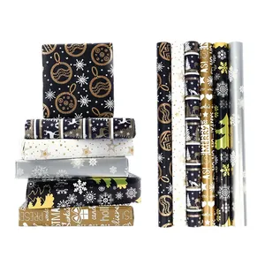 Nahaufnahme von Weihnachtsgeschenkpapier mit Schneeflocken und Rentier-Motiven