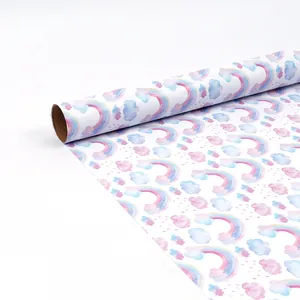 Detail van dromerig aquarell rainbow en wolken patroon cadeaupapier rol in zachte tinten