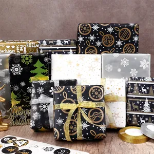 Detailansicht verschiedener festlicher Weihnachtsgeschenkpapier-Muster und Bänder