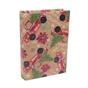 Papel de regalo de Navidad kraft con dibujos de camiones rojos y abetos