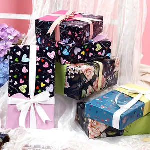 Elegant cadeaupapier voor Valentijnsdag met hart- en bloemmotieven en mooie linten