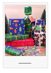 Detailansicht von buntem Weihnachtsgeschenkpapier mit hübschen Rentier- und Baummustern