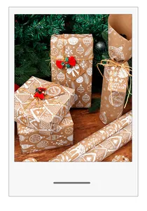 Detailansicht von braunem Kraft-Weihnachtsgeschenkpapier mit weißen Rentier-Mustern