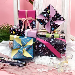 Romantisch cadeaupapier voor Valentijnsdag met bloem- en hartpatronen voor geschenken.